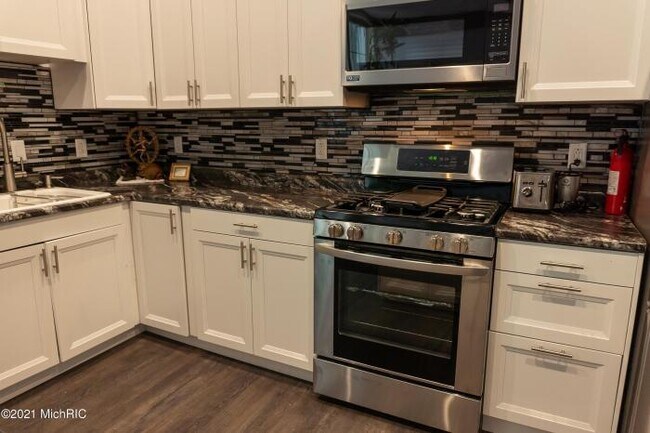 Building Photo - 2 bedroom in South Haven MI 49090