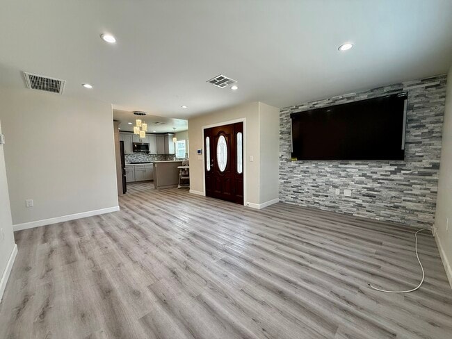 Building Photo - 1141 W 49th St