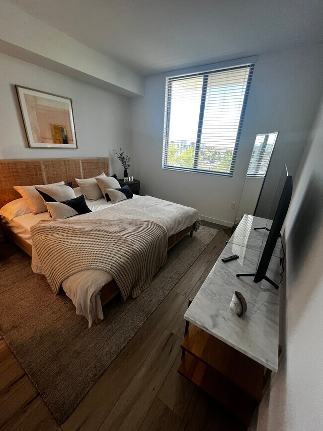 Foto del edificio - 670 W 74th Pl
