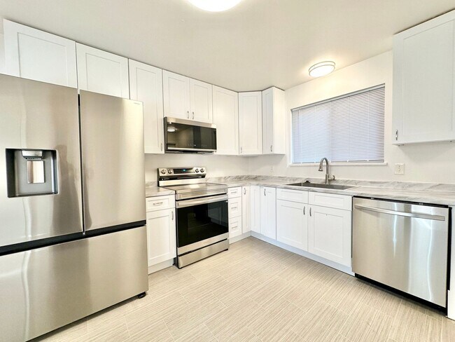 Building Photo - Modern and Spacious Duplex Style Home with...