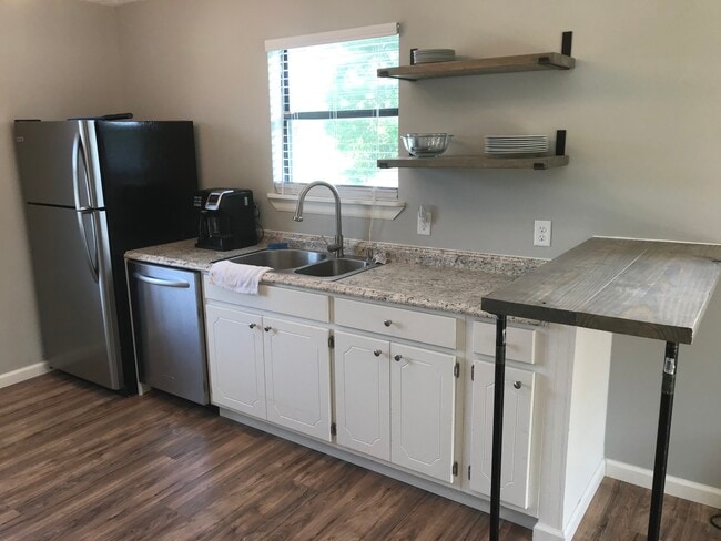 Building Photo - 558 Pin Hook Rd