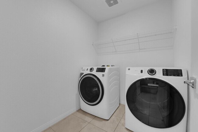 Foto del edificio - Brand New Build! Townhouse in the heart of Inspirada's Master Planned Community! Coming soon