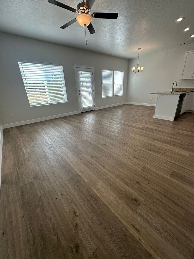 Building Photo - 3 Weeks Rent FREE! 3 Bed 2.5 Bath House for Rent in Morgan!