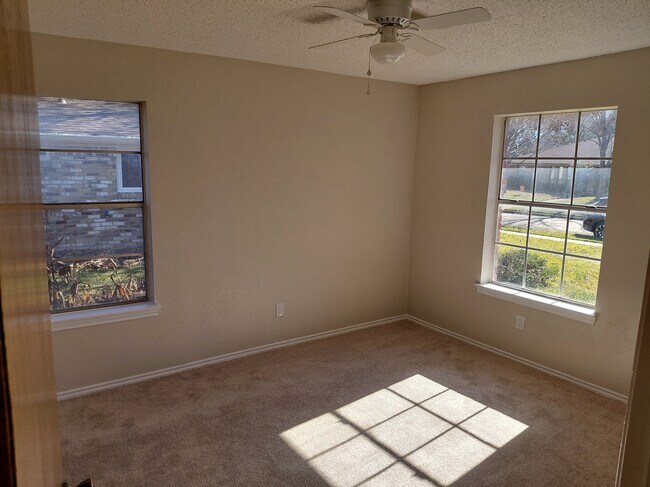 Foto del edificio - 3305 Lynbrook Dr