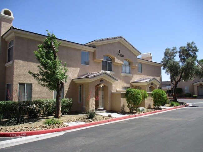 Building Photo - Beautiful townhouse in gated community wit...