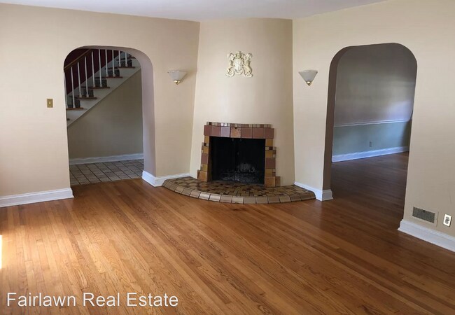 Building Photo - 4 br, 2.5 bath House - 910 W Springfield
