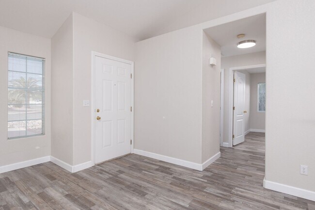 Foto del edificio - 3-bedroom, 2-bathroom home with a double car garage located in a non-HOA area