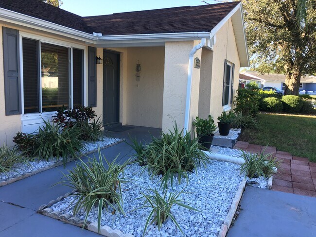 Building Photo - 6856 Larchmont Ave