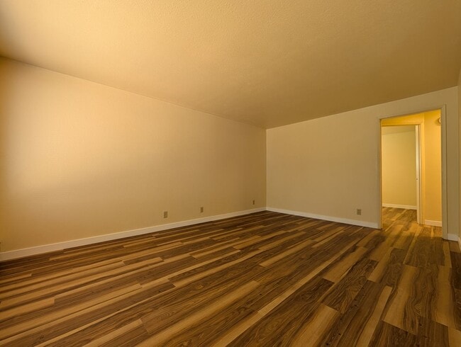 Building Photo - Great 1 bedroom duplex with large yard and...