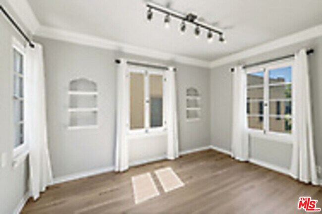 Foto del edificio - 815 N Harper Ave