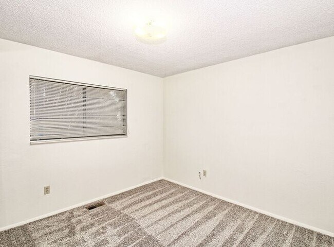 Foto del edificio - 2 Bedroom Apartment in Clifton - $1150