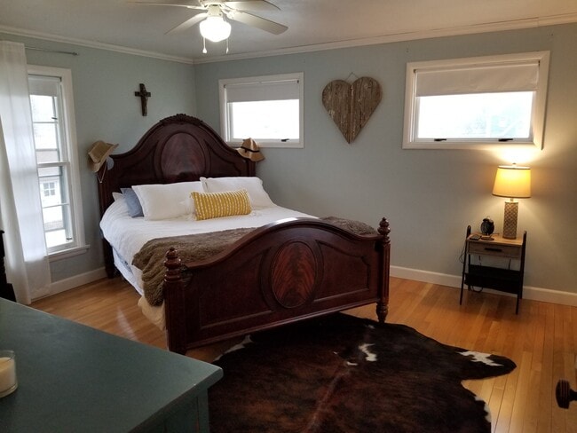Beautiful One Bedroom - 121 7th St