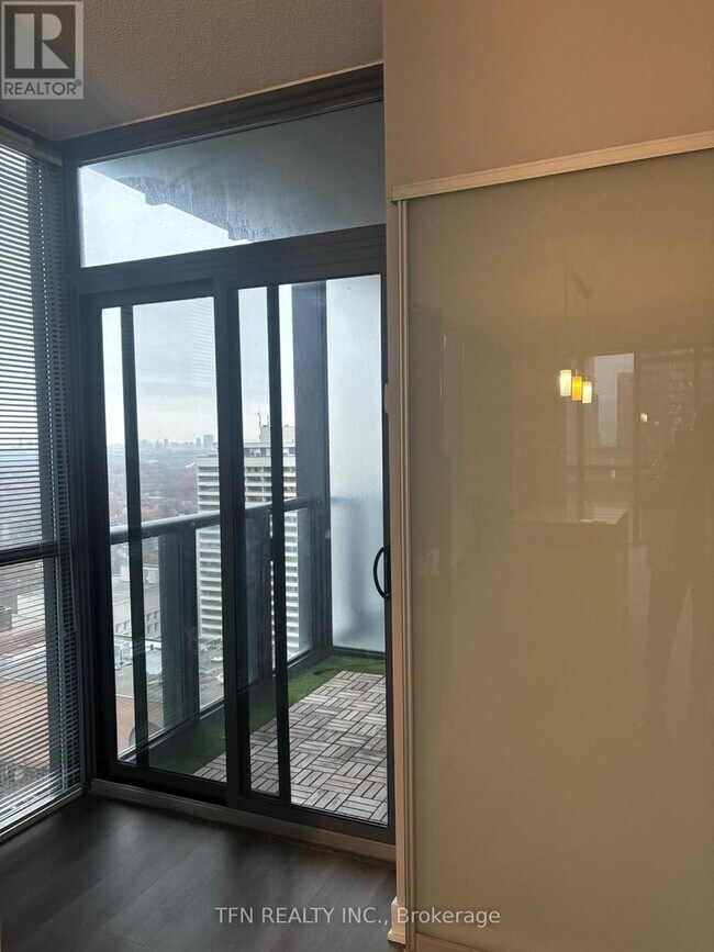 Photo du bâtiment - 110 Charles St E