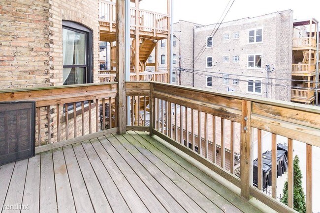 Building Photo - 712 W Briar Pl