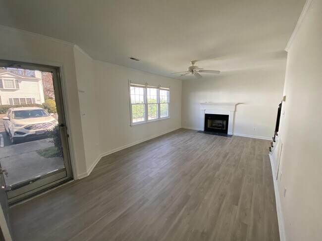 Foto del edificio - 3806-38D1 Sterling Pointe Dr