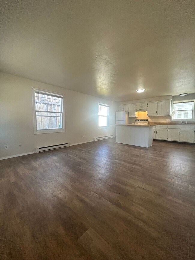 Building Photo - 804 7th St - Duplex