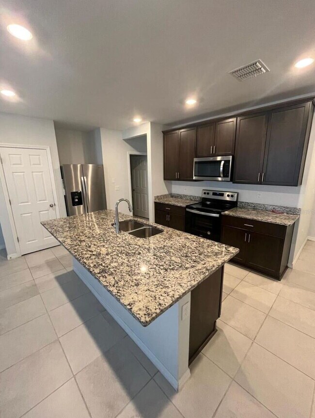 Building Photo - "Charming 3-Bed Townhouse with 2.5 Baths in St. Cloud's Serene Burrowing Owl Loop!"