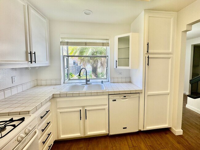 Foto del edificio - Beautiful 3 Bedroom Townhome near Mission ...