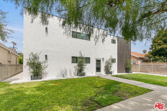 Building Photo - 2401 S Sycamore Ave