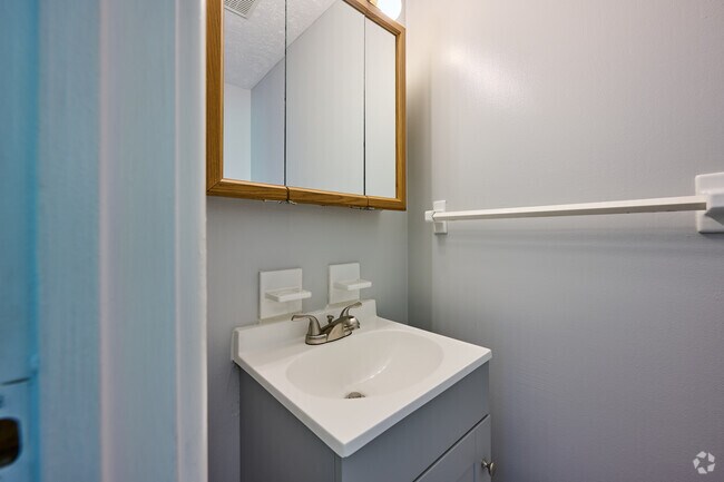 2 habitaciones, 1,5 baños - 1.330 pies cuadrados Medio baño. - Hilltop View Apartments & Townhomes