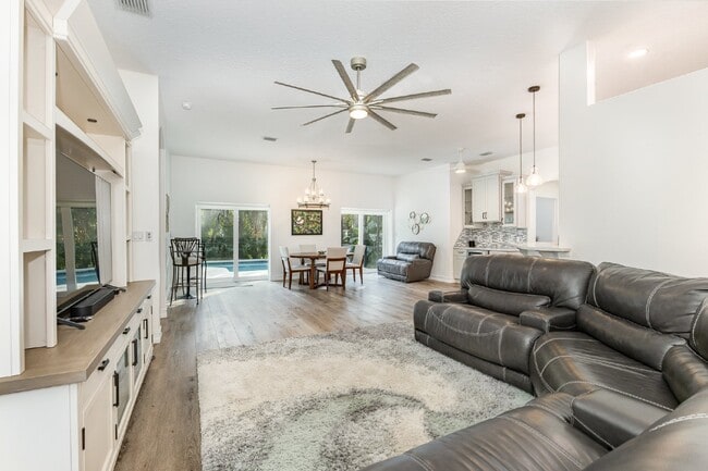Building Photo - For Rent: Stunning Home in Tranquil Greystone Subdivision.