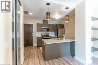 Building Photo - 118 King St E