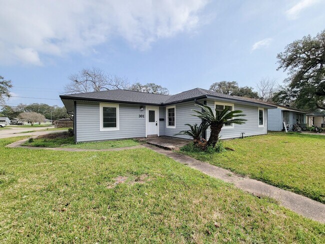 Foto del edificio - This beautifully remodeled 3-bedroom, 2-bathroom home in the heart of Lake Jackson, Texas, offers...
