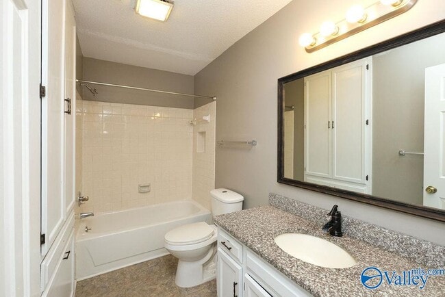 Building Photo - 2092 Woodlawn Dr SW