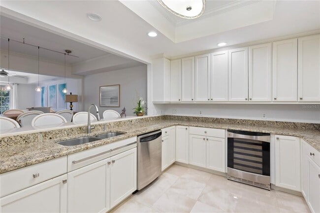 Building Photo - 300 Beach Dr NE