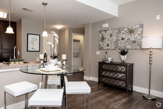 2HAB, 2BA - 1,108 ft² - Circa 2020