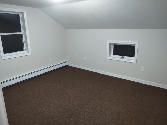 Building Photo - AVAILABLE 2BD 1.5 BTH!