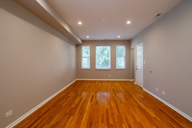 Building Photo - 1063 N Wood St