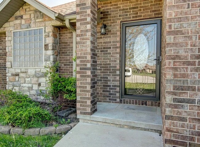 Building Photo - Beautiful 4 bedroom house with privacy fen...