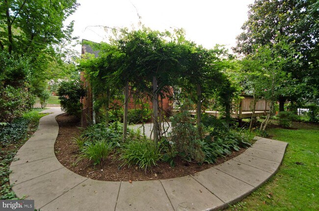 Building Photo - 6819 Jackson Ave