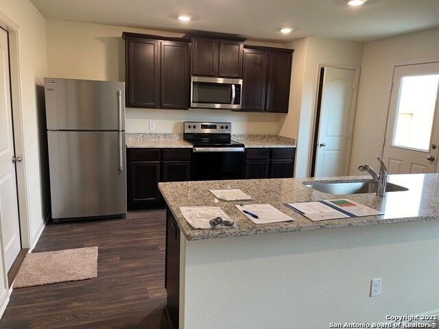 Foto del edificio - 12042 Latour Vly