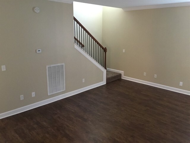 Building Photo - 812 Royal Oaks Drive