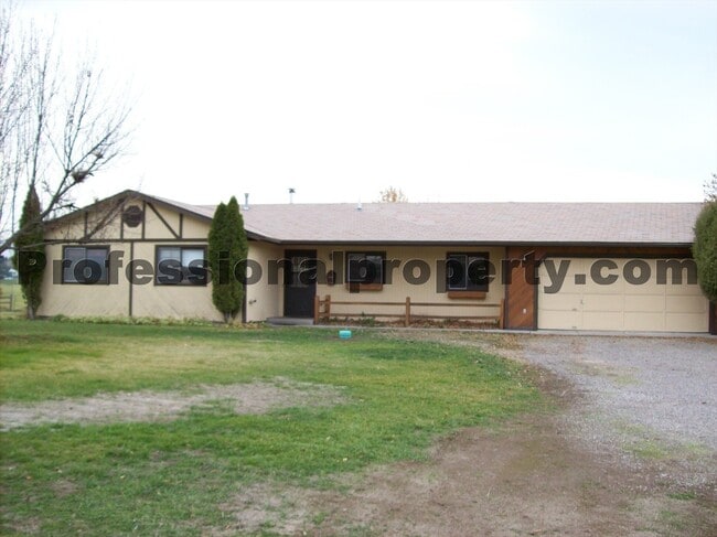 Building Photo - Cute Ranch Style Home Sitting on Over an A...