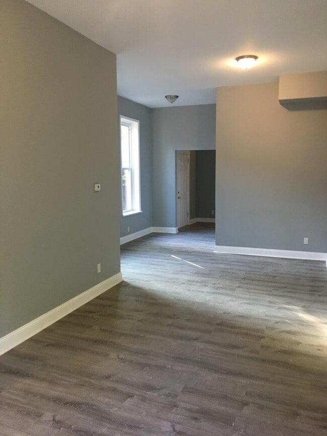Building Photo - Spacious 3 Bed, 2 Full Bath Home! Renovate...