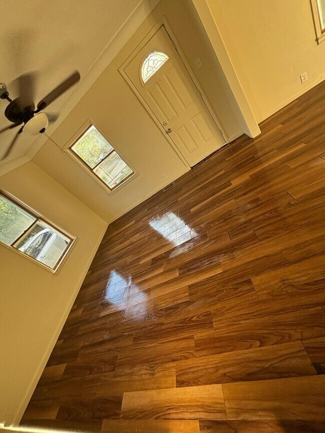 Building Photo - Cute 3 Bedroom house with detached 3 Car G...