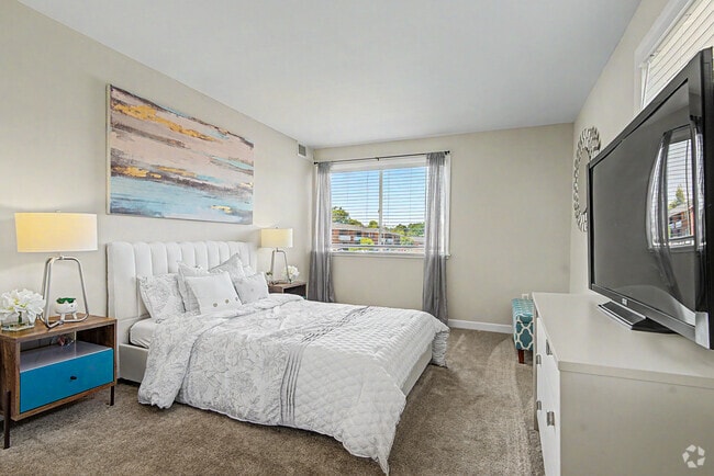 Hamilton 2BR, 1BA - 861SF - Primary Bedroom - 404 Rivertowne Apartment Homes