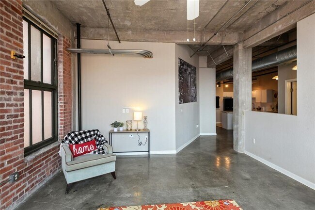 Foto del edificio - 308 W 8th St