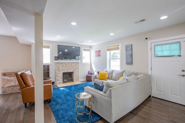 Foto del edificio - Lovely 4 BR/3.5 BA Single-Family Home in B...