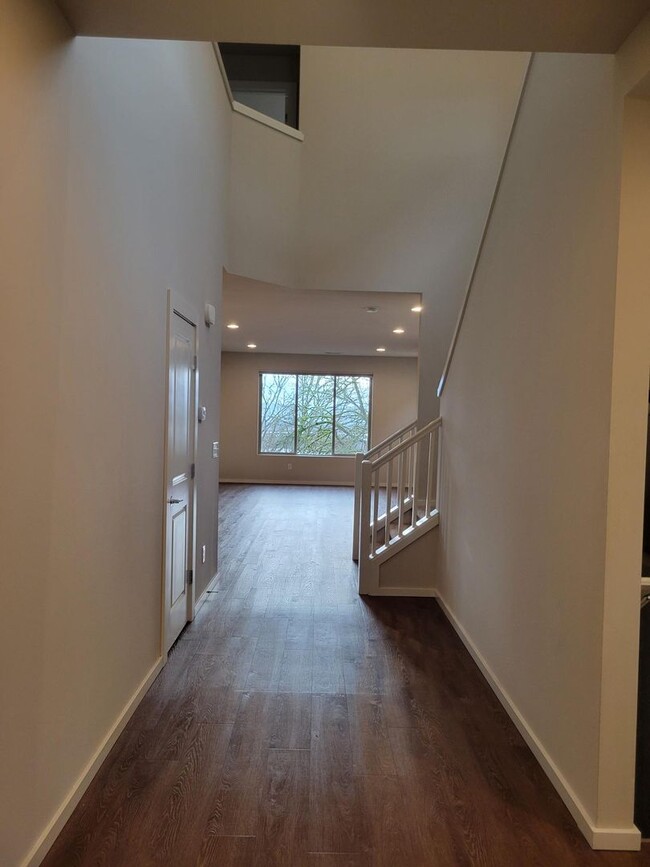 Building Photo - 4 Beds 3.5 Bath Westridge contemporary living