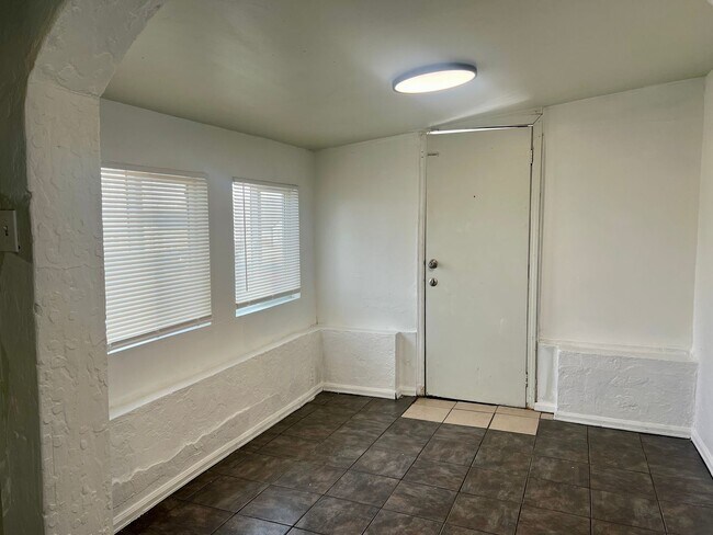 Building Photo - 4 bed 1 bath Home Available Now in Westwood! **Move-In Special**
