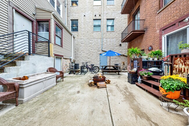 Foto del edificio - 1128 W Diversey Pkwy
