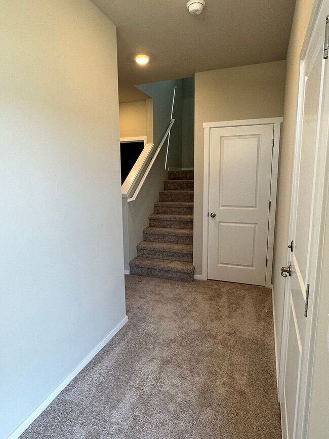 Foto del edificio - Stunning 4-Bedroom Pet-Friendly Home for L...