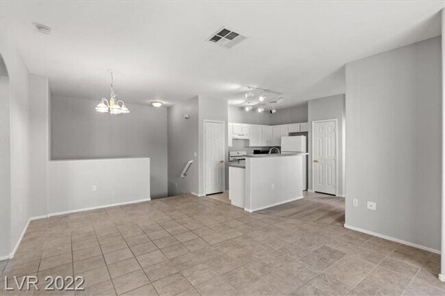 Building Photo - Gated community! 2 bedroom upstairs unit w...