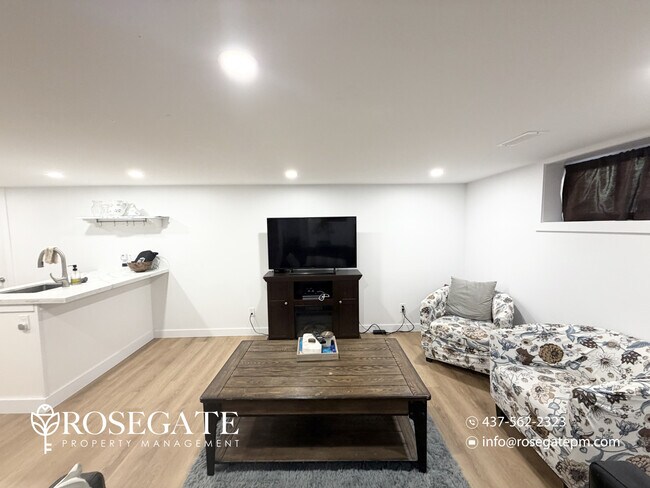 Photo du bâtiment - 2-Bedroom Basement Apartment with In-Unit Laundry – Water & Gas Included – Kitchener