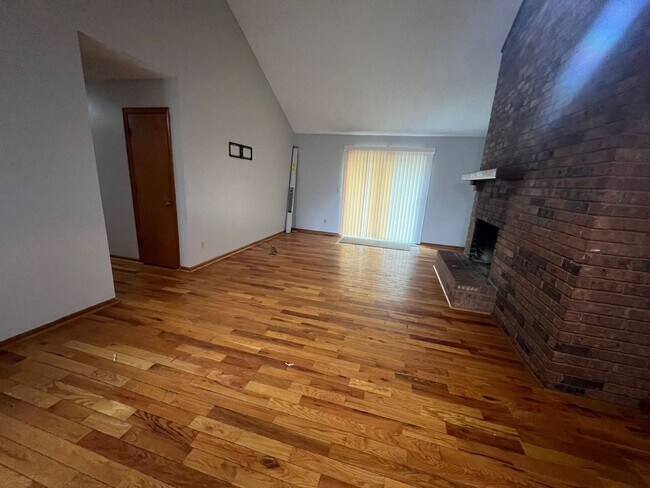 Building Photo - Spacious Duplex in Raymore!