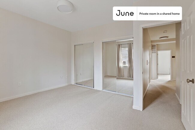 Foto del edificio - Private bedroom in 8 bed/5 bath Home